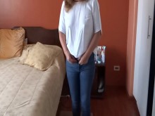 Hermanastro me muestra su gran polla y me pide tener sexo, empiezo a excitarme y acepto