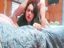 Madrastra caliente es pillada con un polvo matutino mientras le es infiel a su marido cornudo