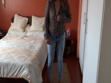 Los amigos del hijastro se pajean mientras me miran el culo en jeans, me los quiero follar