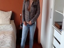 Me encanta verme poner duras las pollas de los amigos de mi marido cornudo