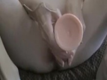 La abuela juega con un consolador y una polla