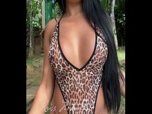 Como una verdadera zorra casada probándose trajes de baño traviesos en el patio trasero mientras los vecinos miran.