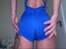 Probándose pantalones cortos de gimnasio pegados en el culo - Gran trasero caliente y twerking tetona