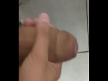 Paja caliente del cornudo en el baño del trabajo