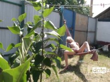 Rubia se masturba en una hamaca