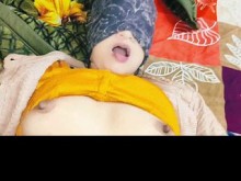 PRIMER PLANO VISTA inferior: ¡COÑO pequeño recibe una FOLLADA perfecta con MÚLTIPLES CREAMPIES de la GRAN POLLA de papá! sexo hindi