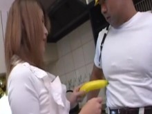 MILF asiática estilo perrito recibe una polla musculosa