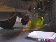 Mecánico de automóviles con una enorme polla se folla a una pequeña y caliente nena