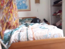 Durante mis vacaciones en la playa, el dueño del hotel me graba poniéndome bronceador