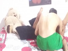 Entro al dormitorio de mi ex, le devuelvo el beso, le acaricio las nalgas, se despierta, le quito el short