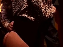Ama de casa rubia de grandes tetas swinger folla con un extraño