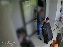 El cornudo de mi marido llamó a un barbero y yo como una auténtica puta lo recibí en diminuto bikini transparente