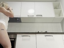 La esposa rubia más caliente con culo grande y tetas grandes se quita la tanga de bragas negras para mostrar su coño carnoso