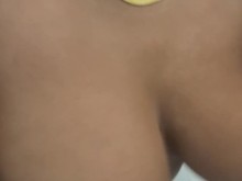 Mi hermanastra india está tendiendo ropa en el lavadero y llego para follarla hasta llegar