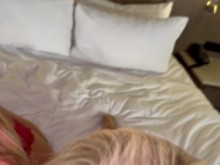 MILF RUBIA SORPRENDE A SU MARIDO CON SU MEJOR AMIGA