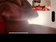 ¡La hotwife AshleyJ0110 se masturba en FaceTime con un fan mientras su marido duerme en la casa de al lado!