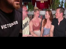 Sophia Locke y Talulah Mae participan en un intercambio de pareja swinger.
