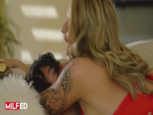 MILFED - Una cogida dura, intensa y caliente justo delante del marido excitado de las mujeres