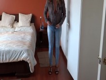 Madrastra muy caliente se pone jeans sin bragas para ir a trabajar