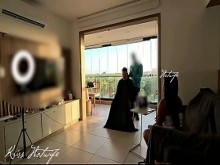 El manso cornudo de mi marido contrató a un barbero para que le peinara y lo recibí solo en bragas con la panocha saltarina y un top transparente, muy puta - Krisshotwife