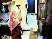 Indo Bokep completo. La esposa musulmana Hijab llamó a su hermana esposo para revisar el gas. Sexo en todas partes. Sexo en la cocina. Mujeres infieles gimiendo fuerte