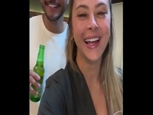 "Ven a ver Cornudo, mira lo que le hace esta polla a su mujercita" - Esta casada brasileña es una delicia, se folló a un negro grande y hasta humilló al cornudo