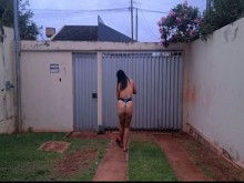 Esposa cachonda limpiando el patio trasero con solo un delantal y bragas - Se muestra hotwife