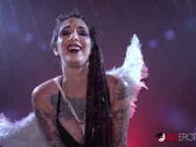 Sully Savage monta el Tremor mientras es entrevistado