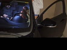 ¡El marido lleva a su esposa a follar en el estacionamiento con un extraño!