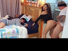 ¡CORNUDO! ¡El hermanastro se masturba mientras ve a su hermanastra tener sexo! ¡Él también se la folló!