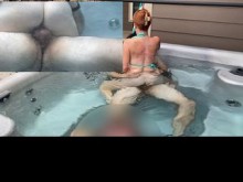 Mi esposo mirándome montar una polla en el jacuzzi