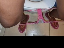 Mis bragas apestan porque nunca me limpio después de orinar. Le hice oler mi coño y mi culo mientras le enviaba mensajes de texto a mi marido.