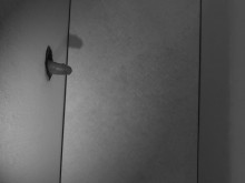 Mi primera experiencia en el Glory Hole: chuparle la polla a un extraño en el club ;-)