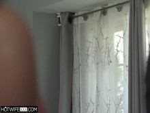 HOTWIFEXXX - Esposa gruesa pone los cuernos a su esposo con una BBC mientras él mira desde la cámara de casa