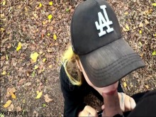 Sexo rápido y arriesgado en el bosque. Hermanastra caliente hace una mamada en público.