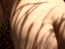 Ama de casa de tetas temblorosas recibiendo un golpe al aire libre burlándose
