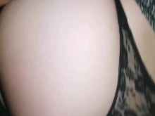 ¡La madre de mi novia me invita a follar en el auto y me pide que me corra en su gran culo!