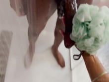 Cuck mira a sus amos tomar una ducha