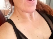 Cuckquean Selfie - Esposa mira y se filma siendo engañada por su grueso amigo y esposo MILF
