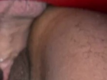 Dos amigos comparten una polla en el Gloryhole - final de creampie