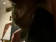 El marido loco de la esposa amateur quiere mamada, así que se desquita con su polla gorda